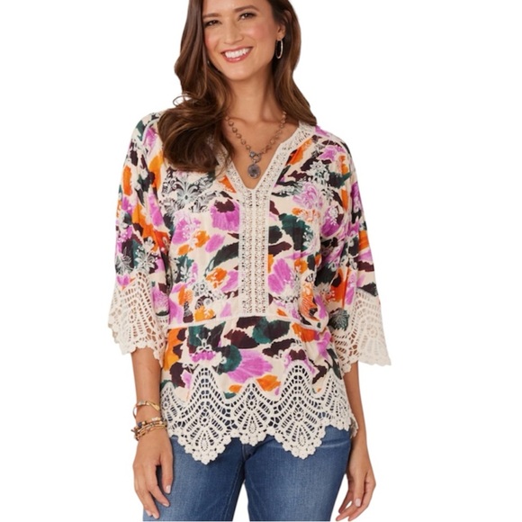 Democracy Tops - Democracy Three Quarter Sleeve V-Notch Neck Peplum Crochet Printed Woven Top M
